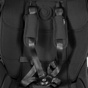 Для защиты и комфорта предусмотрены пятиточечные ремни с магнитным замком