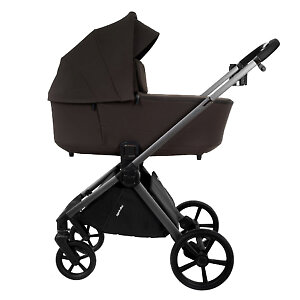 У коляски глубокая и вместительная люлька для новорожденного