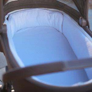 Внутри обивка из хлопковой ткани с тактильным эффектом, в изголовье съёмная вкладка