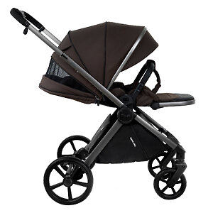 Сиденье обладает ровным спальным местом и огромным капюшоном