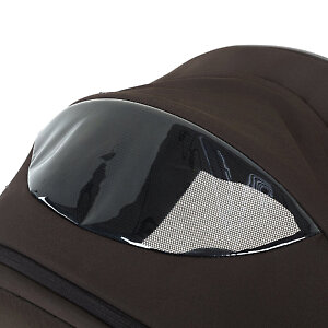 В капюшоне есть смотровое окошко