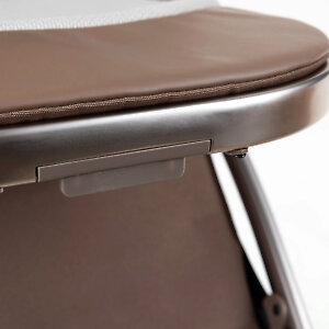 Подножка регулируется одной рукой, в нижней части покрыта экокожей