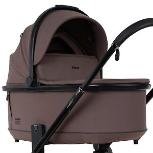 Чехол на ножки с бортиком защищает младенца от солнца, ветра и осадков