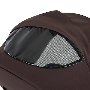 Для наблюдения за ребенком в капоре есть смотровое окошко