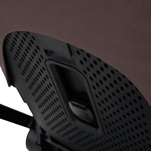 С помощью рычажка на спинке вы можете регулировать высоту расположения капюшона