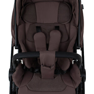 Для надежной фиксации ребенка есть пятиточечные ремни с магнитным замком и бампер