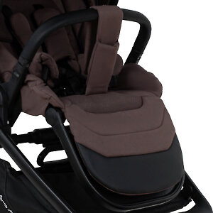 Подножка в нижней части покрыта экокожей для простоты очистки от грязи