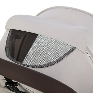 В капюшоне есть смотровое окошко со шторкой на магните