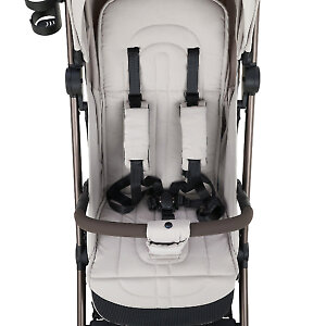 Для фиксации ребенка пятиточечные ремни с магнитным замком и бампер с паховой перемычкой