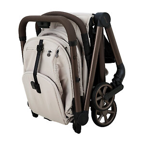 Коляска компактно складывается одной рукой