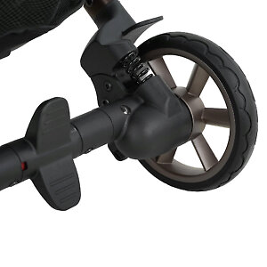 Задние колеса тоже с амортизаторами, плюс удобная педаль тормоза