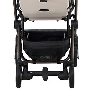 Под сиденьем довольно вместительная корзина для такой компактной коляски