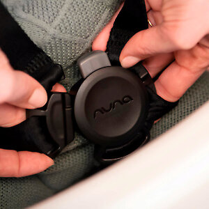 Для фиксации малыша используются 5-ти точечные ремни с магнитным замком