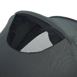 На капоре есть смотровое окошко со шторкой на магните