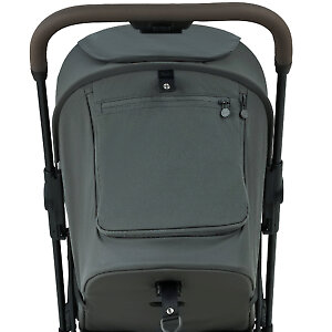 На задней части капора есть кармашек для мелочей