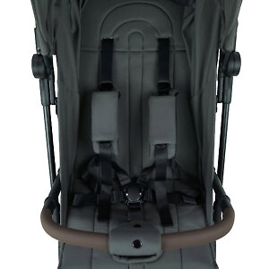 Для фиксации малыша воспользуйтесь 5-ти точечными ремнями с магнитным замком