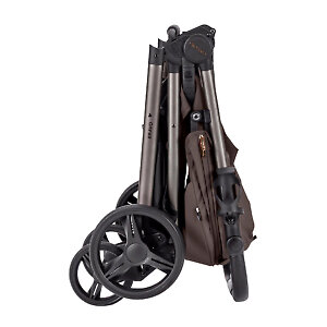 Коляска довольно компактно складывается 