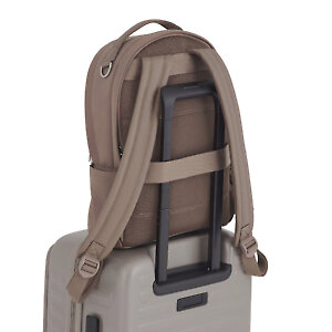 Сзади есть специальный ремень для фиксации на ручке чемодана