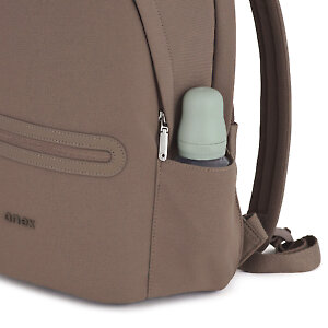 По бокам предусмотрены отсеки для бутылочек