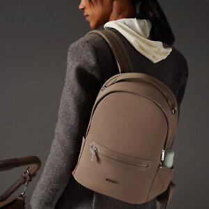 Благодаря плечевым лямкам её можно носить как рюкзак