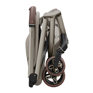 Коляска компактно складывается книжкой