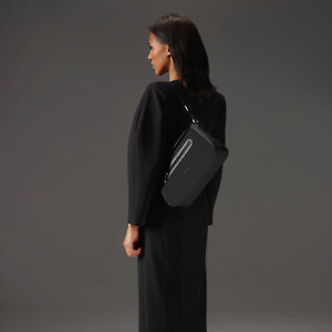 Можно использовать как обычную компактную женскую сумочку