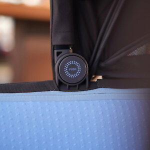 Капюшон люльки регулируется двумя кнопками с эффектом памяти