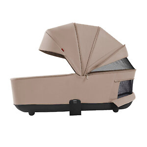 У люльки большой капюшон с дополнительной секцией на молнии