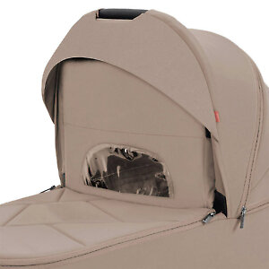 В ветрозащитном бортике накидки есть смотровое окошко