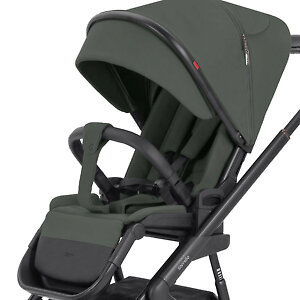 Малыш защищен пятиточечными ремнями, бампером и тканевой перемычкой