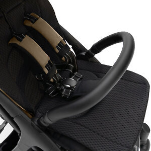 Для защиты ребенка 5-ти точечные ремни с магнитным замком и бампер с паховой перемычкой