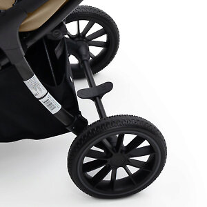 У коляски Mini All Road задние колёса увеличенного диаметра и удобная педаль тормоза