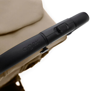 Ручка коляски с эргономичным хватом, без регулировки по высоте, по центру кнопка складывания коляски