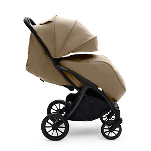 Накидка на ножки полностью закрывает малыша от ветра и холода