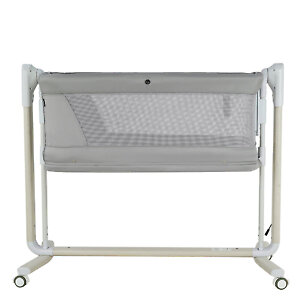 Боковины кроватки выполнены из сетки, через них удобно наблюдать за ребенком