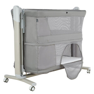 У манежа предусмотрен боковой лаз на молнии