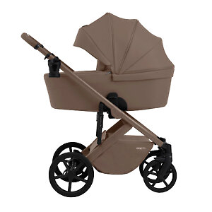 У люльки большой капюшон с козырьком и дополнительной секцией