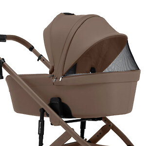 Одна из секций капора люльки сетчатая, прикрыта тканью на молнии