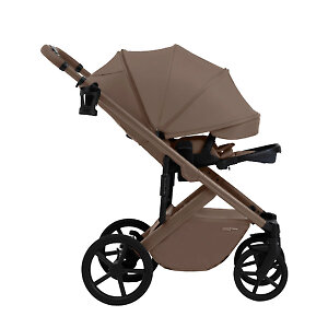 У прогулочного блока огромный капюшон с дополнительной секцией на молнии