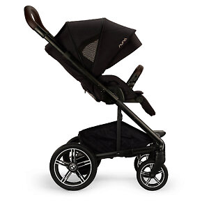 Большой капюшон с дополнительным козырьком и сетчатыми окошками по бокам