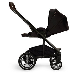 Спинка раскладывается в горизонт, образуя удобное спальное место