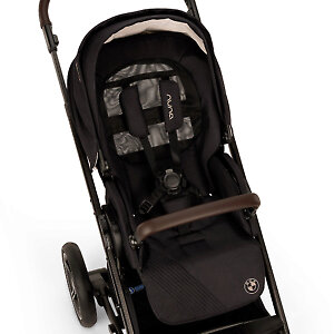 Ребенка защищают от выпадения пятиточечные ремни и бампер