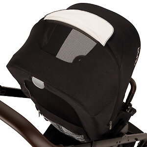 В капоре предусмотрено большое смотровое окошко со шторкой