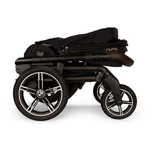 Коляска компактно складывается и её можно катить за собой