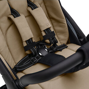 Для защиты ребенка 5-ти точечные ремни с магнитным замком и бампер с паховой перемычкой