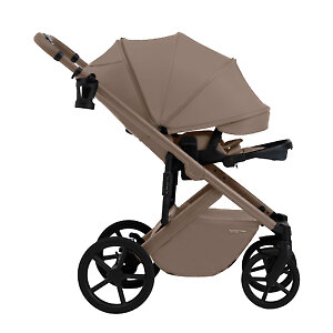 У прогулочного блока огромный капюшон с дополнительной двойной секцией на молнии