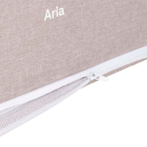 Достаточно расстегнуть молнию в нижней части кроватки