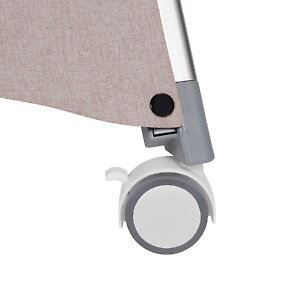 На ножках колеса со стопорами для быстрого перемещения кроватки по дому