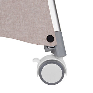 На ножках колеса со стопорами для быстрого перемещения кроватки по дому