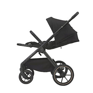 Сиденье традиционно раскладывается в полный горизонт для сна и отдыха малыша